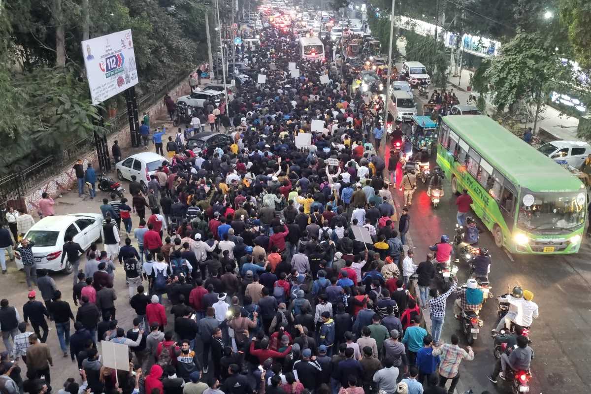 पटना : बीपीएससी अभ्यर्थियों ने प्रशांत किशोर के नेतृत्व में गांधी मैदान से शुरू किया मार्च